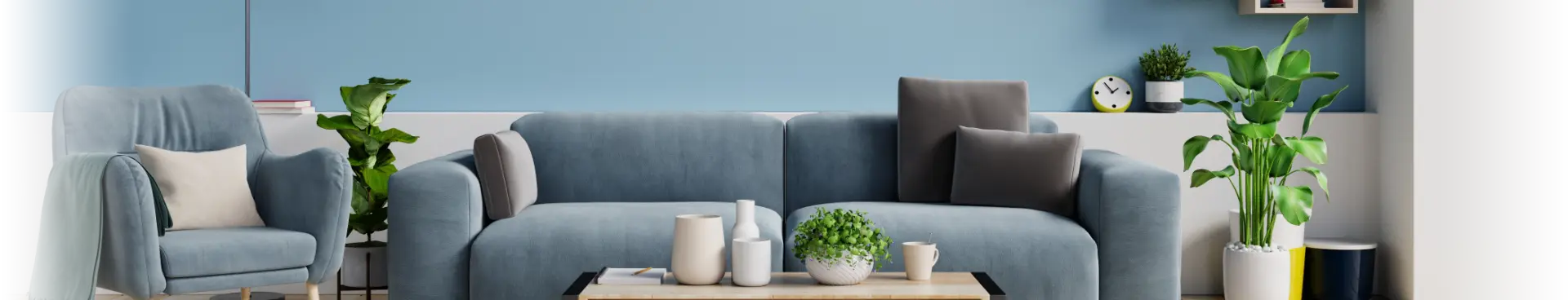 Sala de estar moderna com parede azul de fundo, sofá e poltrona em tom azul-claro, almofadas decorativas, mesa de centro e diversos vasos de plantas